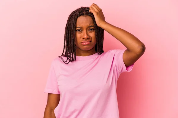 Νεαρή Αφροαμερικανή Γυναίκα Απομονωμένη Ροζ Φόντο Κουρασμένη Και Νυσταγμένη Κρατώντας — Φωτογραφία Αρχείου