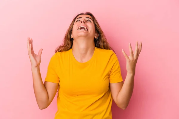 Jovem Caucasiano Mulher Isolado Rosa Fundo Gritando Para Céu Olhando — Fotografia de Stock