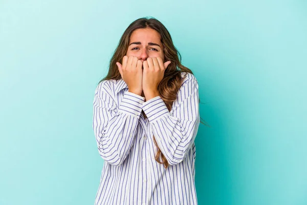 Mujer Joven Caucásica Aislada Sobre Fondo Azul Mordiendo Las Uñas —  Fotos de Stock