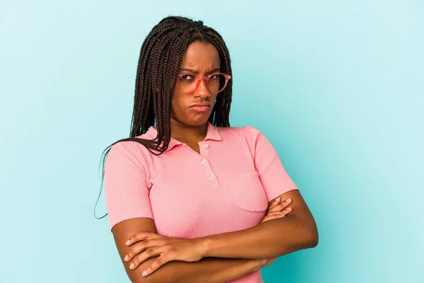 Νεαρή Αφροαμερικανή Γυναίκα Απομονωμένη Μπλε Φόντο Κατσουφιάζει Πρόσωπο Δυσαρέσκεια Κρατά — Φωτογραφία Αρχείου