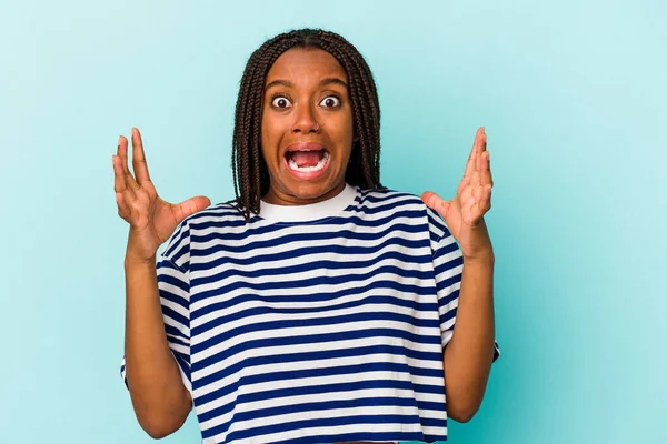 Young African American Woman Isolated Blue Background Screaming Sky Looking — Stock Photo, Image