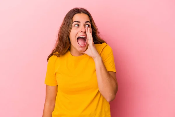 Joven Mujer Caucásica Aislada Sobre Fondo Rosa Gritando Emocionada Frente — Foto de Stock