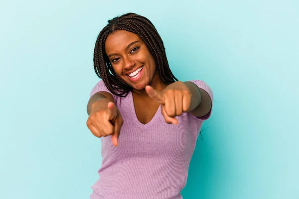Молодая Африканская Американка Изолированная Синем Фоне Указывает Пальцами Фронт — стоковое фото
