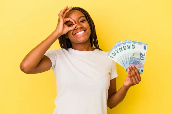 Mladý Africký Americký Žena Držení Bankovky Izolované Žlutém Pozadí Vzrušený — Stock fotografie