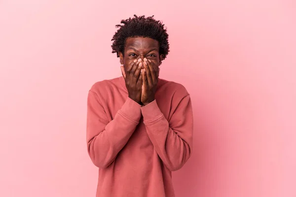 Junger Afrikanisch Amerikanischer Mann Auf Rosa Hintergrund Der Über Etwas — Stockfoto