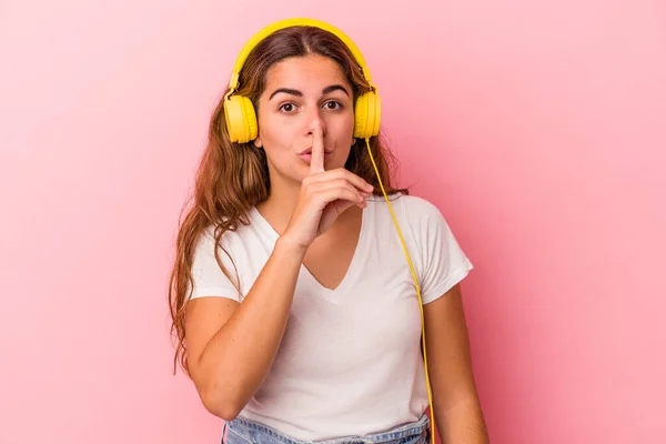 Jonge Kaukasische Vrouw Luisteren Naar Muziek Geïsoleerd Roze Achtergrond Houden — Stockfoto