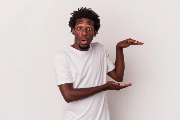 Ung Afrikansk Amerikansk Man Isolerad Vit Bakgrund Chockad Och Förvånad — Stockfoto