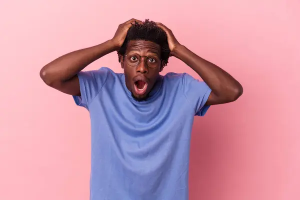 Молодой Африканский Американец Изолированный Розовом Фоне Удивлен Шокирован — стоковое фото
