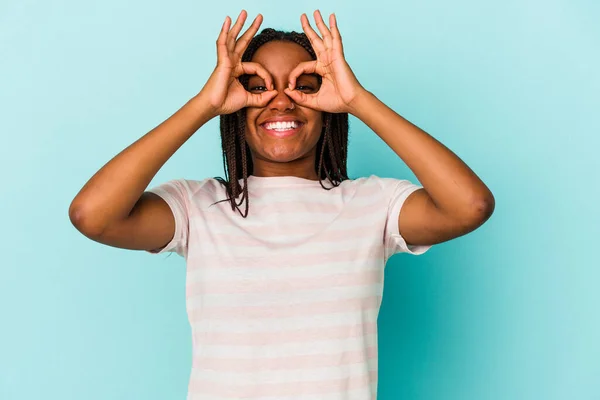 Mujer Afroamericana Joven Aislada Sobre Fondo Azul Mostrando Signo Aceptable —  Fotos de Stock