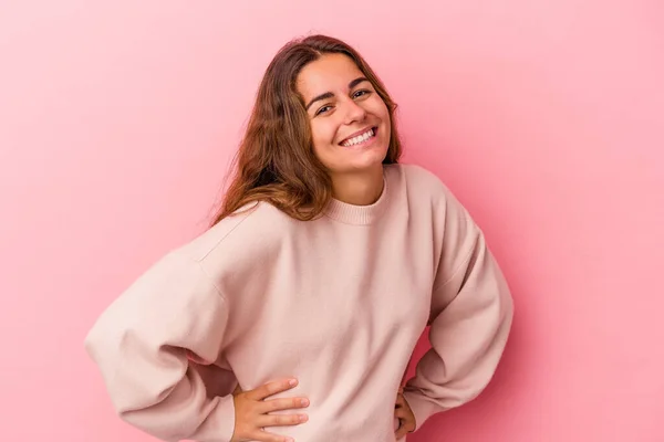 Joven Mujer Caucásica Aislada Sobre Fondo Rosa Feliz Sonriente Alegre — Foto de Stock
