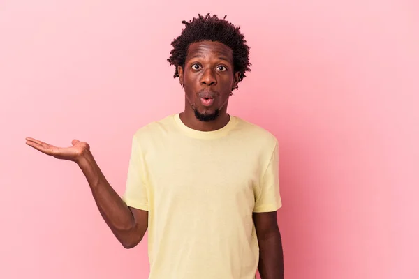 Молодий Афроамериканець Ізольований Рожевому Фоні Справив Враження Утримуючи Долоні Копіювальний — стокове фото
