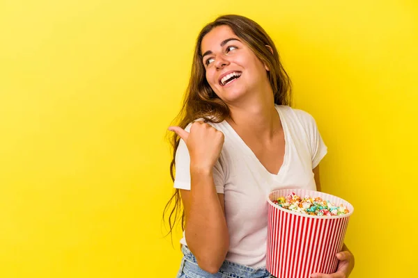 Mulher Caucasiana Jovem Segurando Pipoca Isolado Pontos Fundo Amarelo Com — Fotografia de Stock