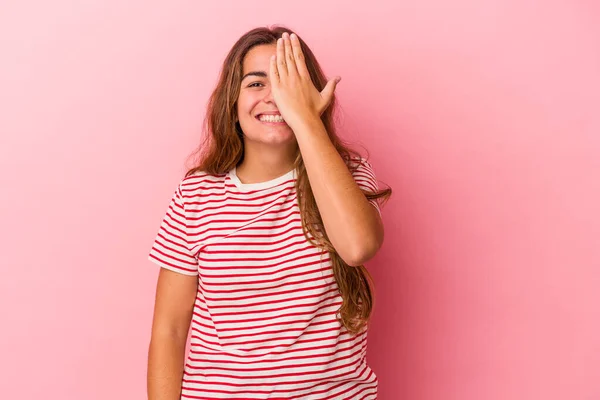 Jonge Kaukasische Vrouw Geïsoleerd Roze Achtergrond Met Plezier Die Helft — Stockfoto