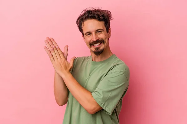 Ung Kaukasisk Man Isolerad Rosa Bakgrund Känsla Energisk Och Bekväm — Stockfoto