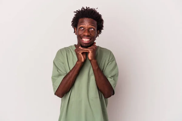 배경에 고립된 아프리카 미국인 행복하게 — 스톡 사진