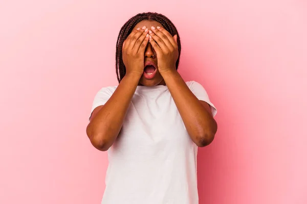 Joven Afroamericana Americana Aislada Sobre Fondo Rosa Divirtiéndose Cubriendo Mitad — Foto de Stock