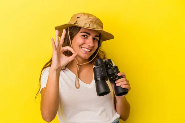 Mulher Branca Jovem Segurando Binóculos Isolados Fundo Amarelo Alegre Confiante — Fotografia de Stock