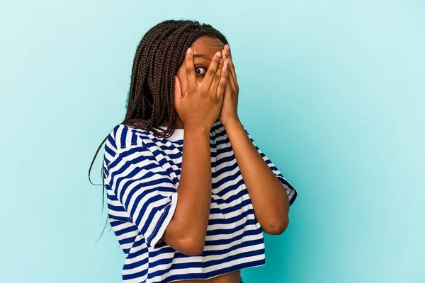 Joven Afroamericana Americana Aislada Sobre Fondo Azul Parpadea Entre Dedos —  Fotos de Stock