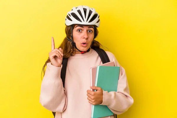 黄色の背景に隔離された自転車のヘルメットを身に着けている若い白人学生の女性は いくつかの素晴らしいアイデア 創造性の概念 — ストック写真