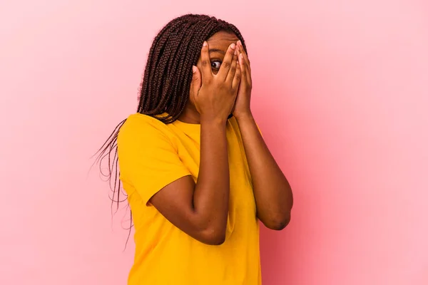 Mladá Africká Americká Žena Izolované Růžovém Pozadí Blikat Přes Prsty — Stock fotografie