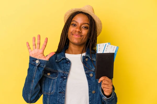 Jonge Afro Amerikaanse Vrouw Met Paspoort Geïsoleerd Gele Achtergrond Glimlachend — Stockfoto