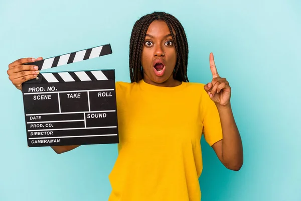 Jeune Femme Afro Américaine Tenant Clapperboard Isolé Sur Fond Bleu — Photo