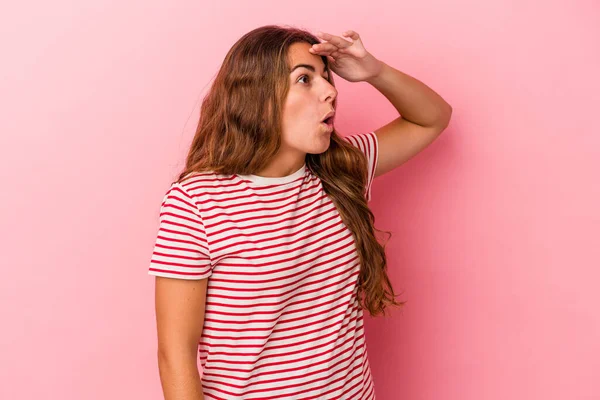 Young Caucasian Woman Isolated Pink Background Looking Far Away Keeping — Stock Photo, Image