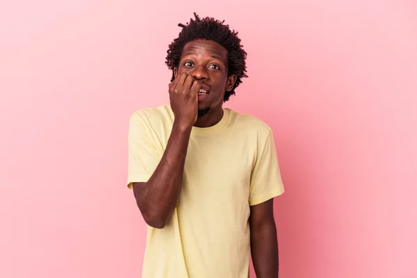 Joven Afroamericano Aislado Sobre Fondo Rosa Mordiendo Uñas Nervioso Muy — Foto de Stock