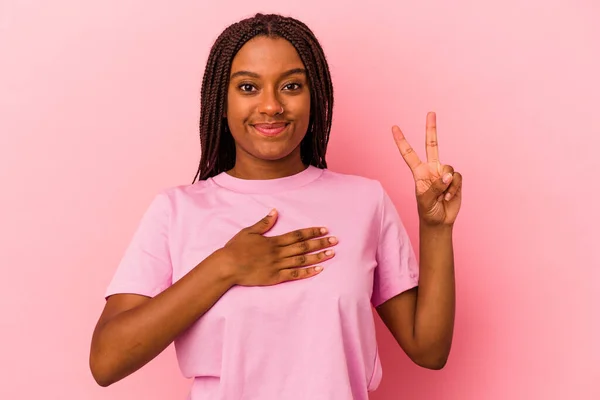 Giovane Donna Afroamericana Isolata Sfondo Rosa Che Presta Giuramento Mettendo — Foto Stock