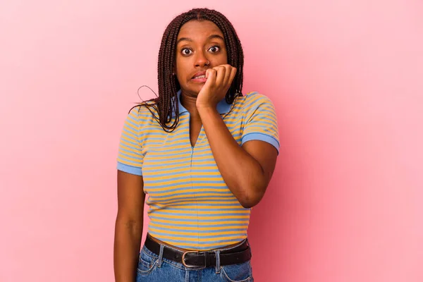 年轻的非洲裔美国女人 用粉红的背景隔离 咬着指甲 神经紧张 非常焦虑 — 图库照片