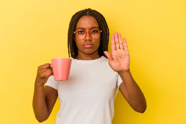 Young African American Woman Holding Mug Isolated Yellow Background Standing — 图库照片