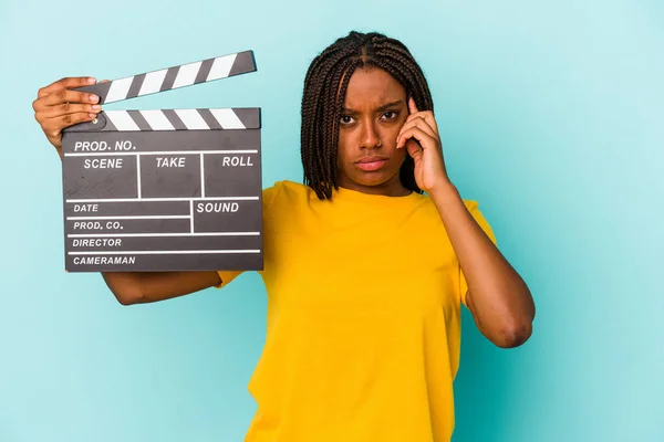 Jonge Afro Amerikaanse Vrouw Houdt Een Klapbord Geïsoleerd Blauwe Achtergrond — Stockfoto