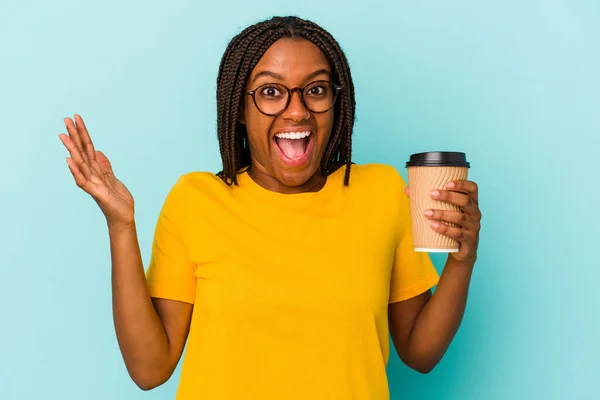 Giovane Donna Afroamericana Che Tiene Caffè Asporto Isolato Sfondo Blu — Foto Stock