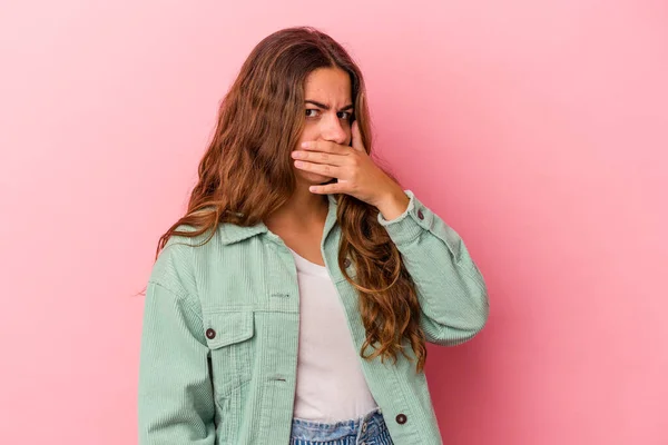 Mulher Caucasiana Jovem Isolado Fundo Rosa Cobrindo Boca Com Mãos — Fotografia de Stock