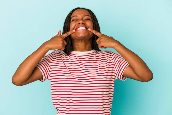 Молода Афроамериканська Жінка Ізольована Синім Фоном Посміхається Показуючи Пальцями Рот — стокове фото