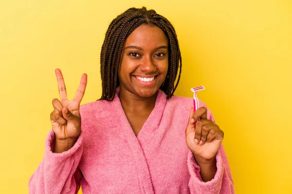 Mladá Afro Americká Žena Županu Drží Žiletku Izolovanou Žlutém Pozadí — Stock fotografie