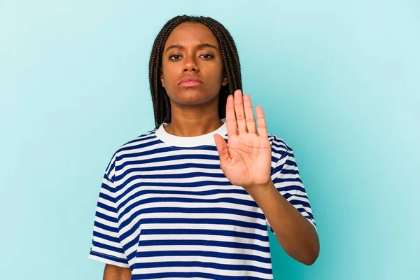 Mujer Afroamericana Joven Aislada Sobre Fondo Azul Pie Con Mano — Foto de Stock