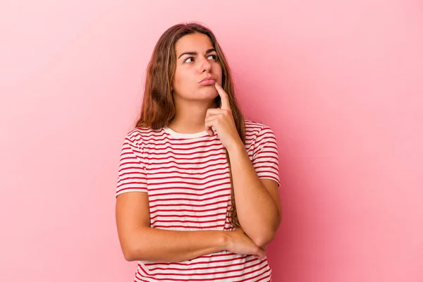 Mulher Caucasiana Jovem Isolado Fundo Rosa Olhando Para Lados Com — Fotografia de Stock