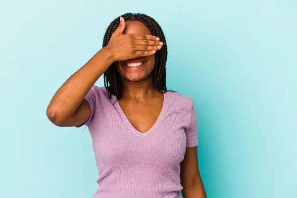 Mujer Afroamericana Joven Aislada Sobre Fondo Azul Cubre Los Ojos — Foto de Stock