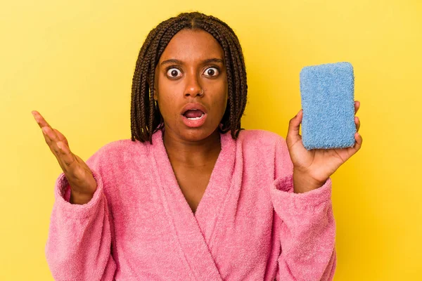 Giovane Donna Afroamericana Che Indossa Accappatoio Con Una Spugna Blu — Foto Stock