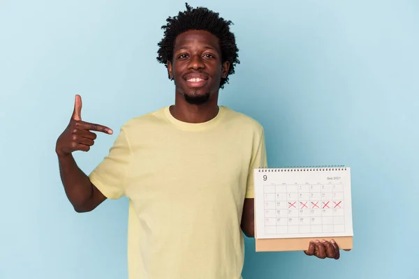 Jonge Afrikaans Amerikaanse Man Met Kalender Geïsoleerd Blauwe Achtergrond Persoon — Stockfoto