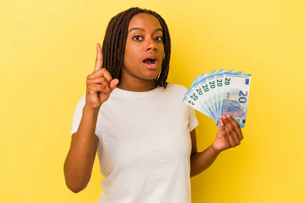 Joven Mujer Afroamericana Sosteniendo Billetes Aislados Sobre Fondo Amarillo Teniendo —  Fotos de Stock