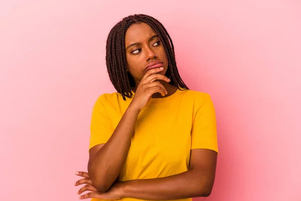 Junge Afrikanisch Amerikanische Frau Isoliert Auf Rosa Hintergrund Entspannt Denken — Stockfoto