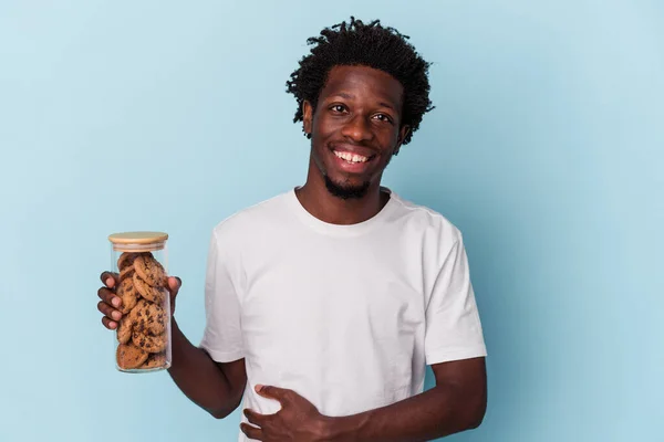 배경에 초콜릿 과자를 아프리카 미국인 남자가 웃으면서 즐거운 시간을 보내고 — 스톡 사진