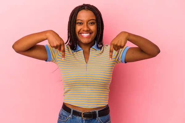 年轻的非洲裔美国女人 被粉色背景隔离 手指下垂 积极向上的感觉 — 图库照片