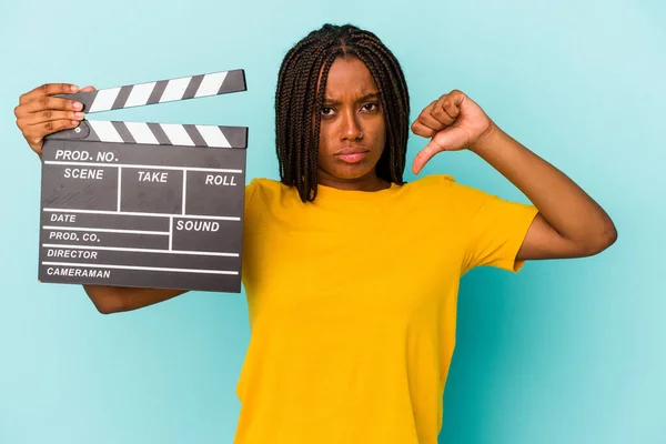 Mladá Afroameričanka Držící Prkno Izolované Modrém Pozadí Ukazující Gesto Nelibosti — Stock fotografie
