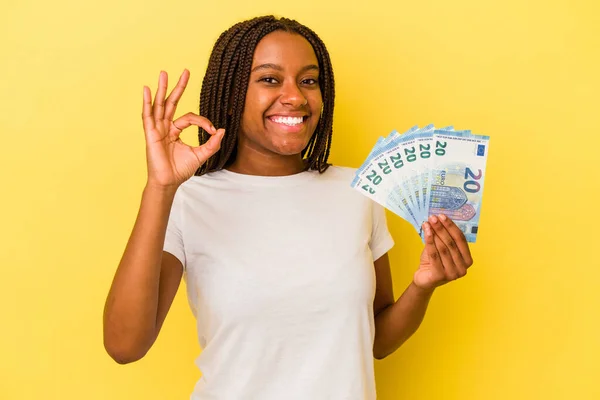 Молодая Африканская Американка Держит Банкноты Изолированы Желтом Фоне Веселый Уверенный — стоковое фото