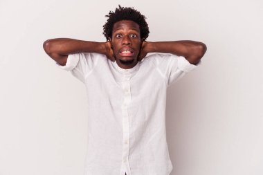 Genç Afrikalı Amerikalı adam beyaz arka planda izole edilmiş öfkeyle bağırıyor..