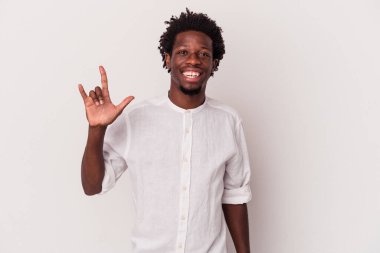Beyaz arka planda izole edilmiş genç Afrikalı Amerikalı bir adam bir devrim konsepti olarak boynuz hareketi gösteriyor..