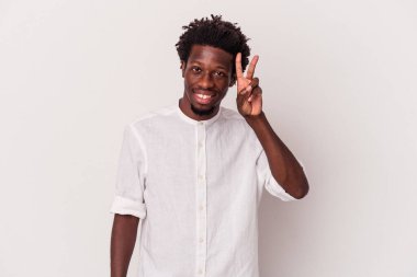 Genç Afrikalı Amerikalı adam beyaz arka planda izole edilmiş. İki numarayı parmaklarıyla gösteriyor..